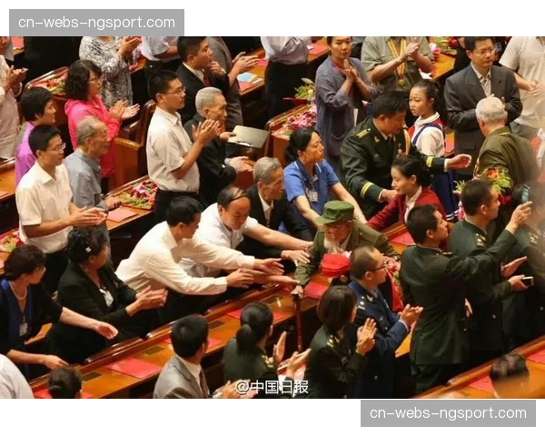比赛第20分钟全场起立为慈善机构代表鼓掌致敬